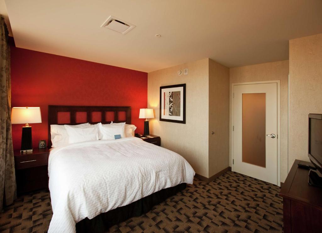 Postel nebo postele na pokoji v ubytování Embassy Suites Buffalo