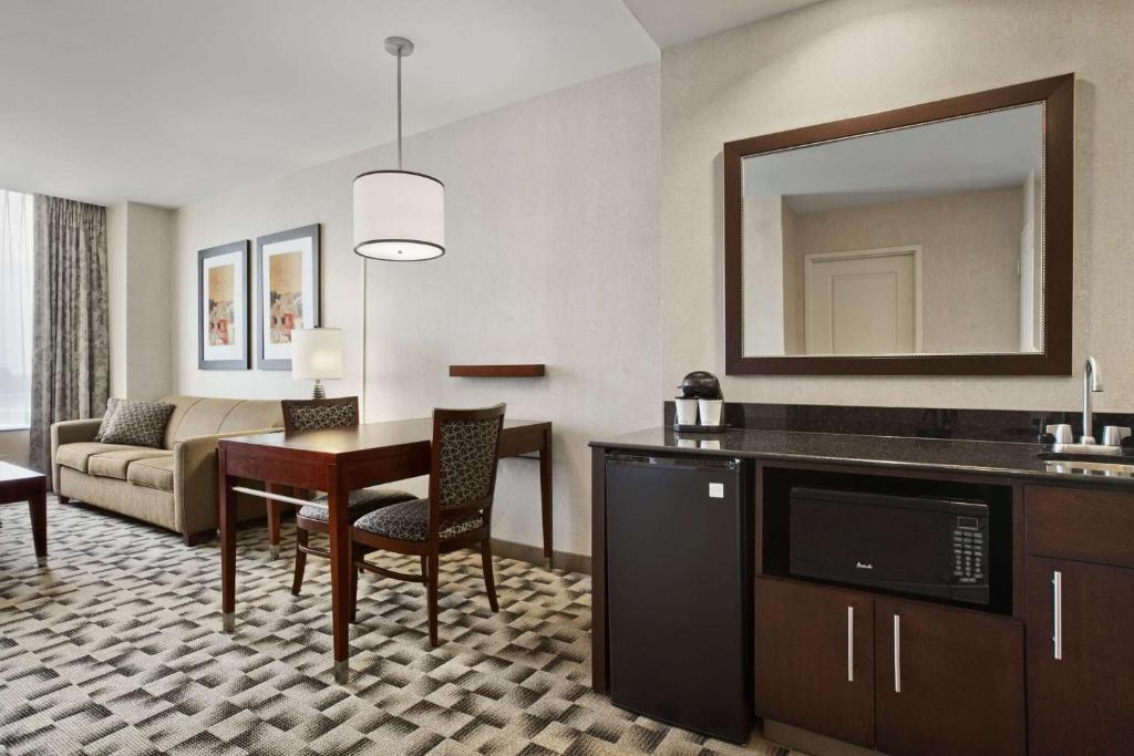 Kuchyň nebo kuchyňský kout v ubytování Embassy Suites Buffalo