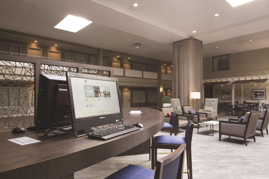 TV a/nebo společenská místnost v ubytování Doubletree by Hilton Laurel, MD