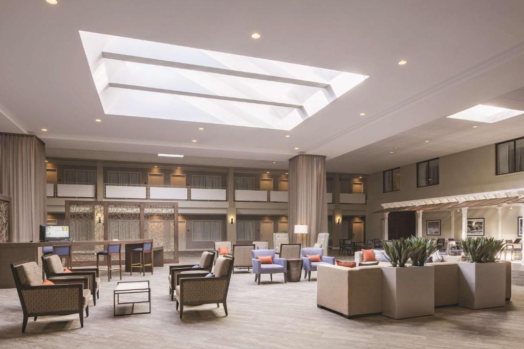 Posezení v ubytování Doubletree by Hilton Laurel, MD