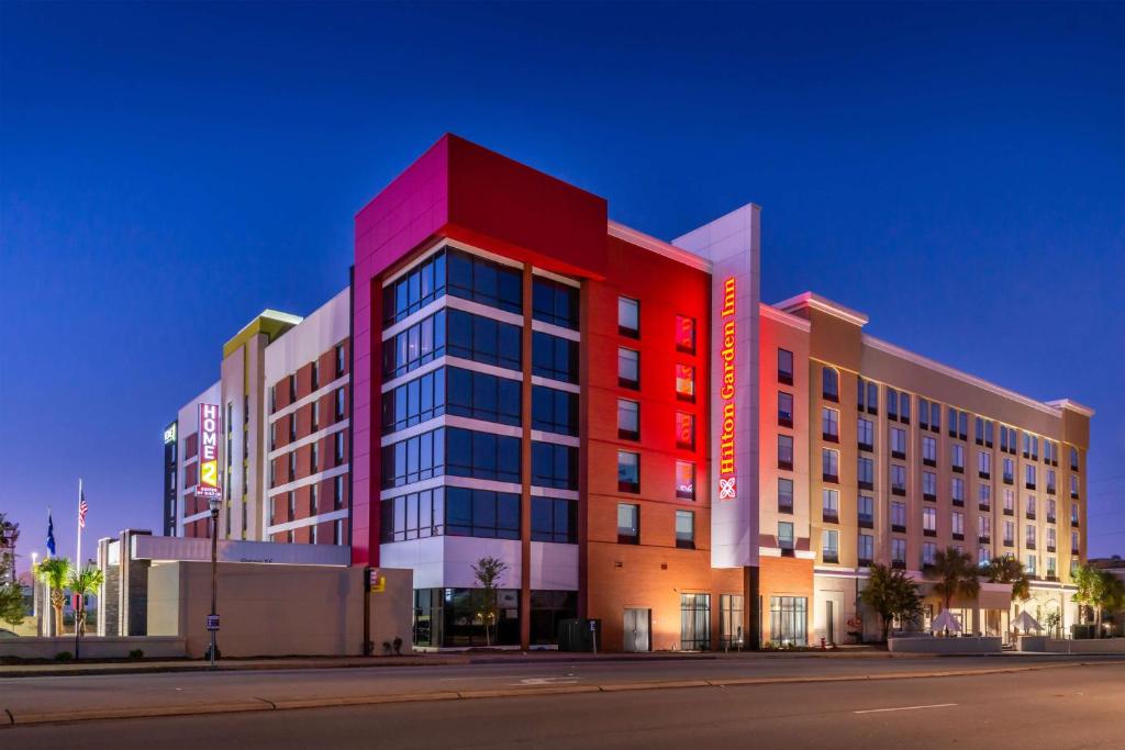 ein großes Gebäude mit einem roten und blauen Gebäude in der Unterkunft Hilton Garden Inn Columbia Downtown in Columbia