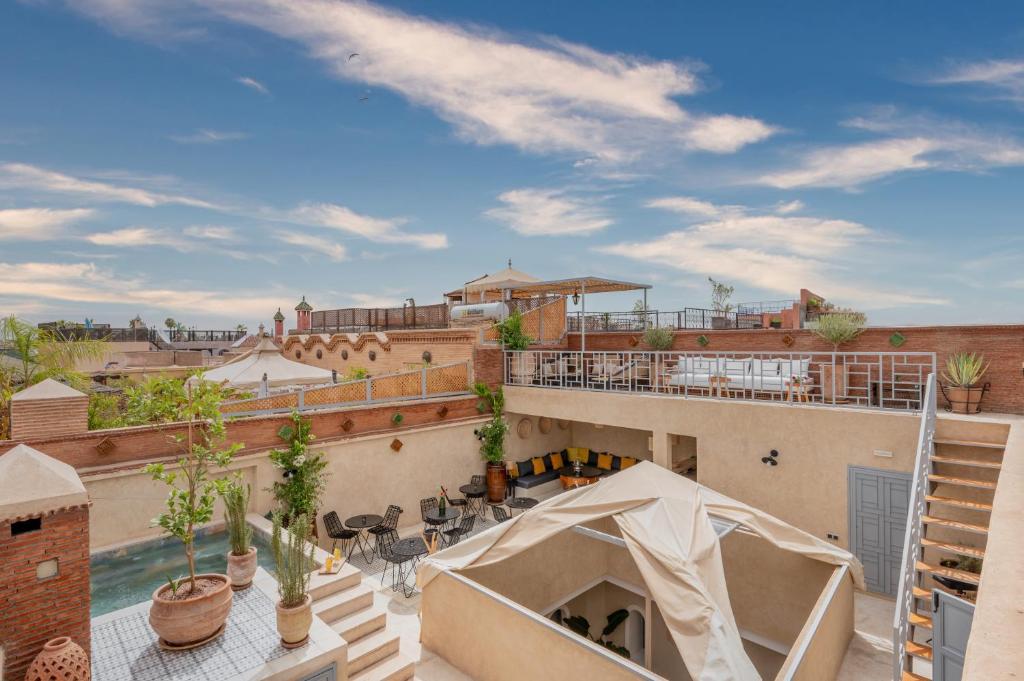 - un patio extérieur avec une tente au-dessus d'un bâtiment dans l'établissement Riad Celema & Spa, à Marrakech