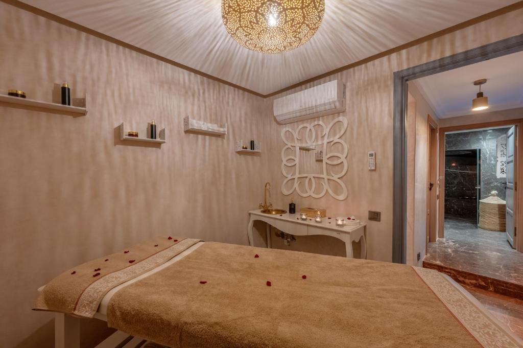 Postel nebo postele na pokoji v ubytování Riad Celema & Spa