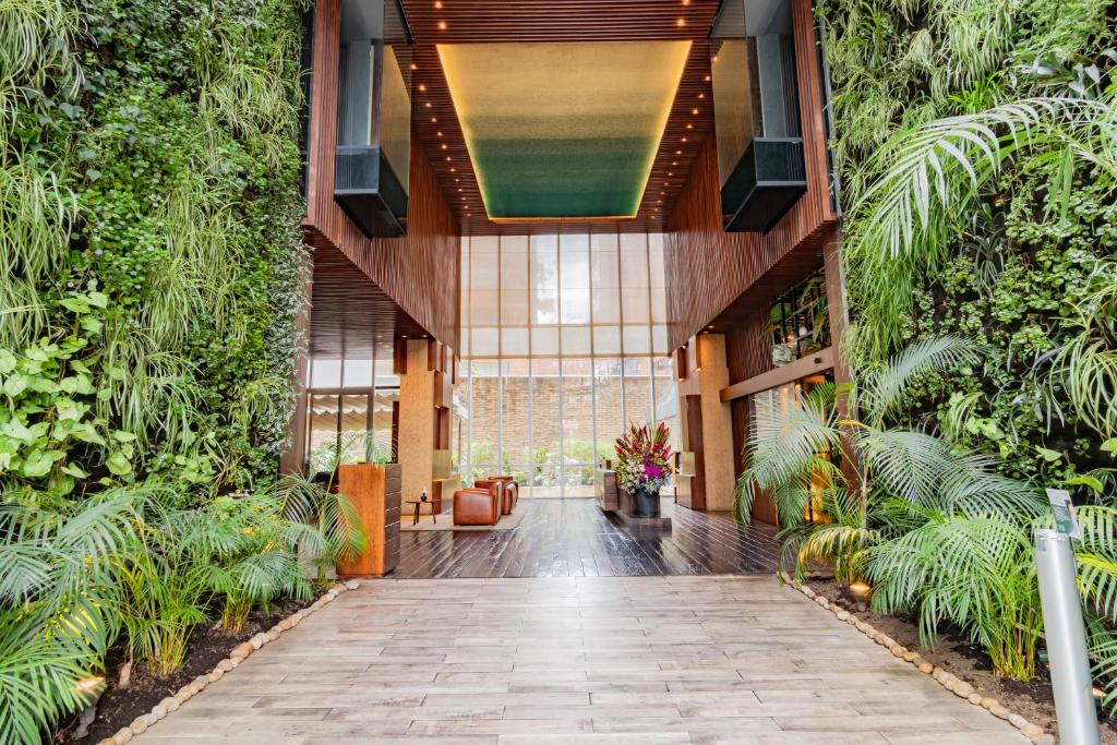 korytarz w budynku z roślinami w obiekcie GHL Hotel Bioxury w mieście Bogota