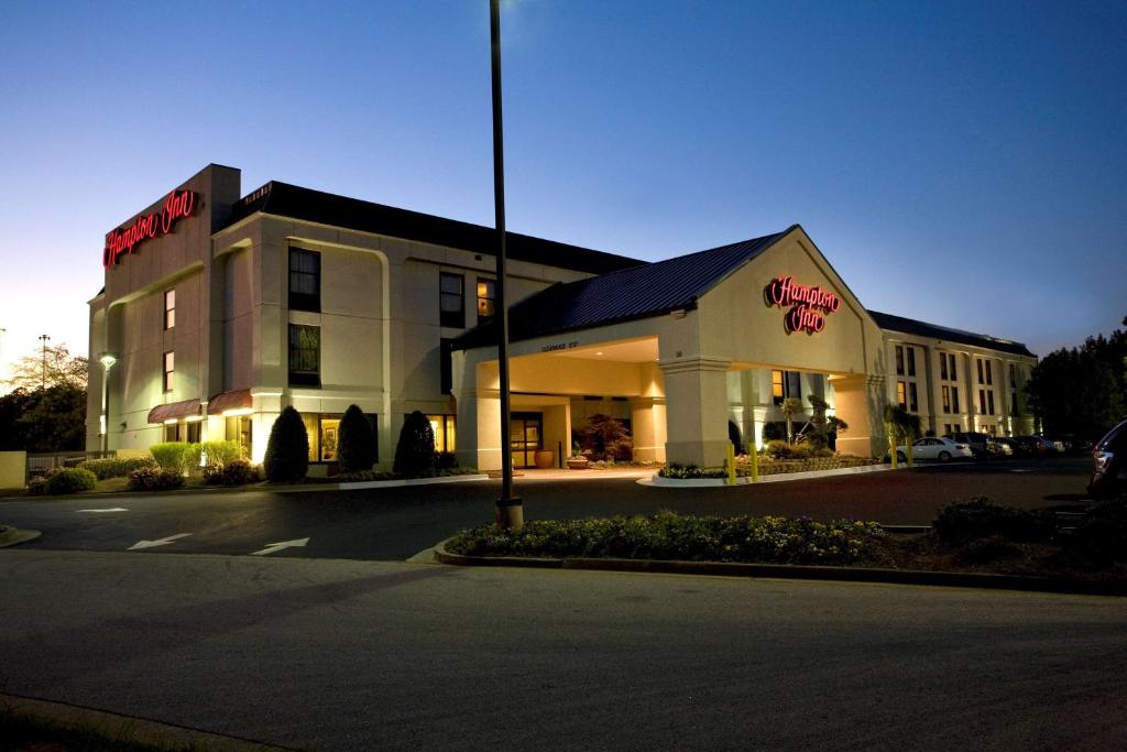 a hotel with a sign on the side of a street at Hampton Inn Atlanta-Newnan in Newnan