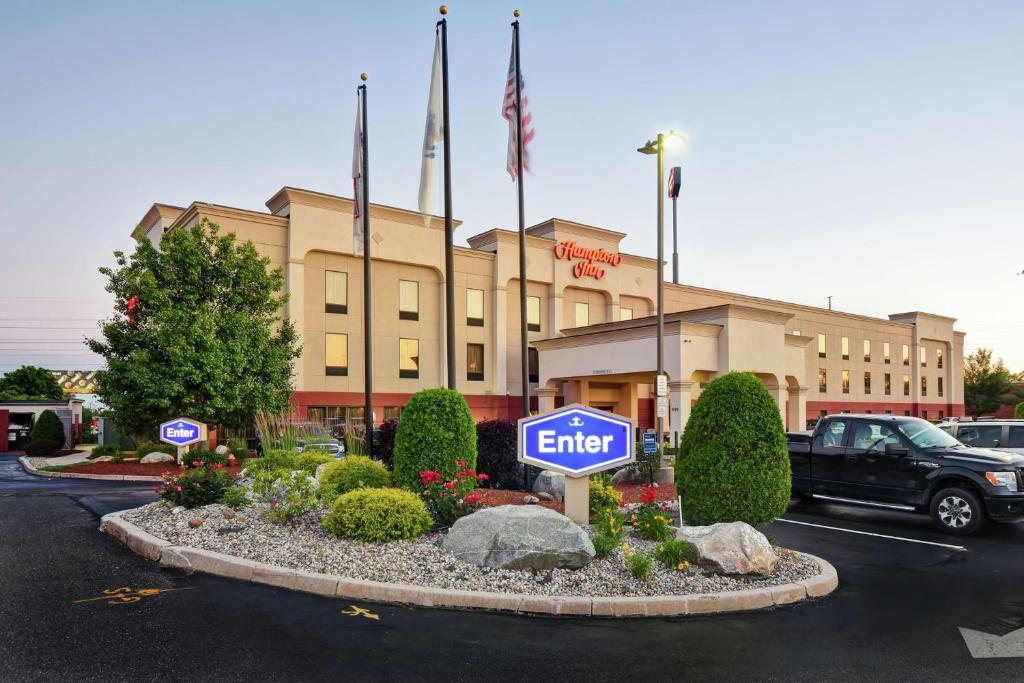 un cartel en un estacionamiento frente a un hotel en Hampton Inn Chicopee - Springfield en Chicopee