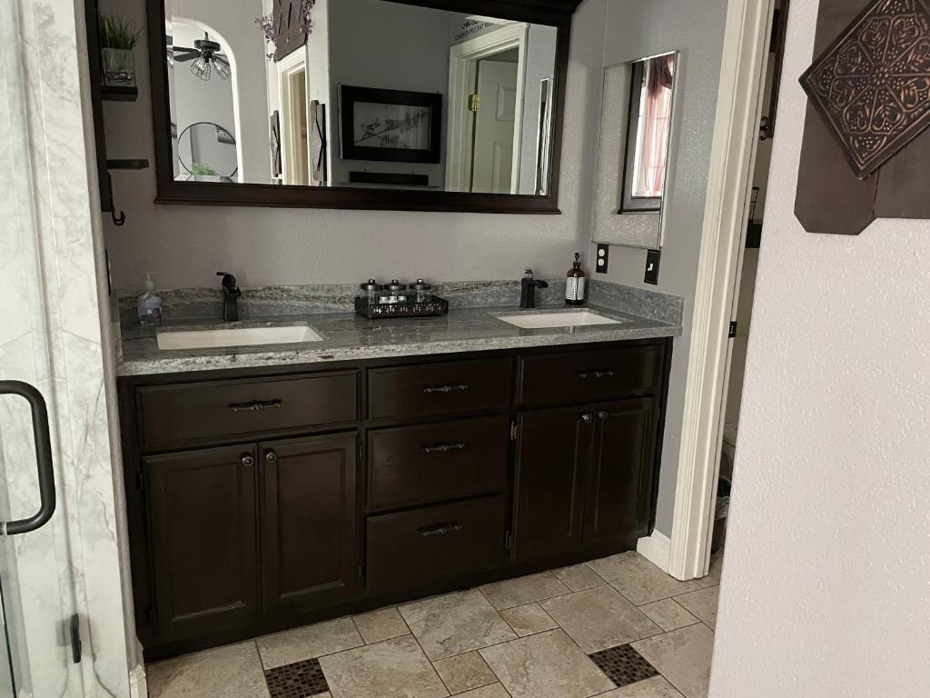 Beautiful Room Near SMF - Housity