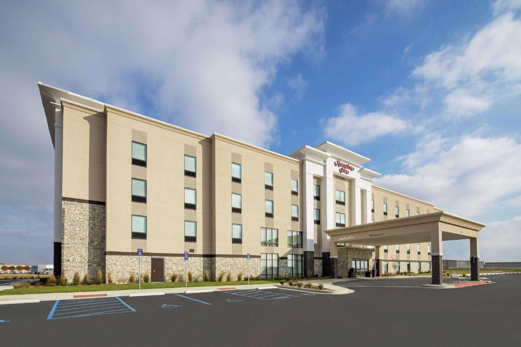 賽克斯頓的住宿－Hampton Inn Sikeston，酒店前方的 ⁇ 染