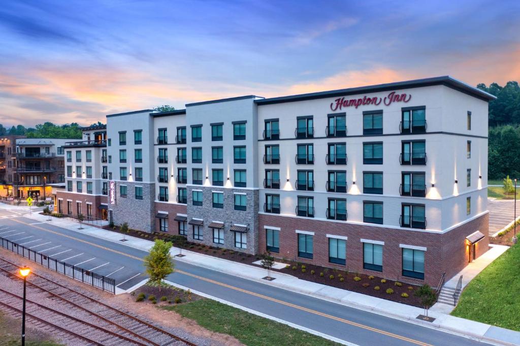 um grande edifício branco no lado de uma rua em Hampton Inn Blue Ridge, GA em Blue Ridge