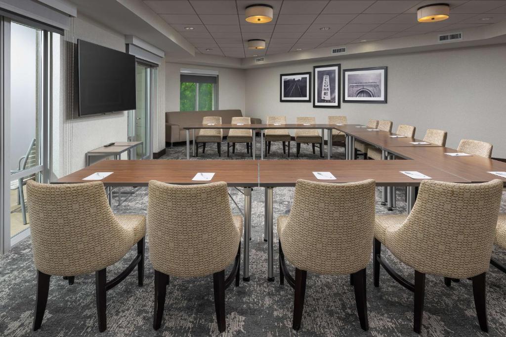 Hampton Inn & Suites Chattanooga Downtown photo