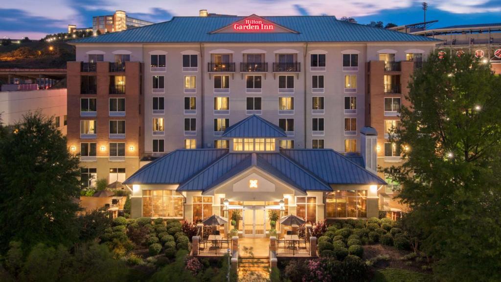 una rappresentazione dell'hotel omni di notte di Hilton Garden Inn Chattanooga Downtown a Chattanooga