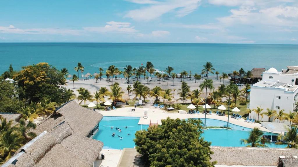 Bazén v ubytování Playa Blanca Beach Resort - All Inclusive nebo v jeho okolí