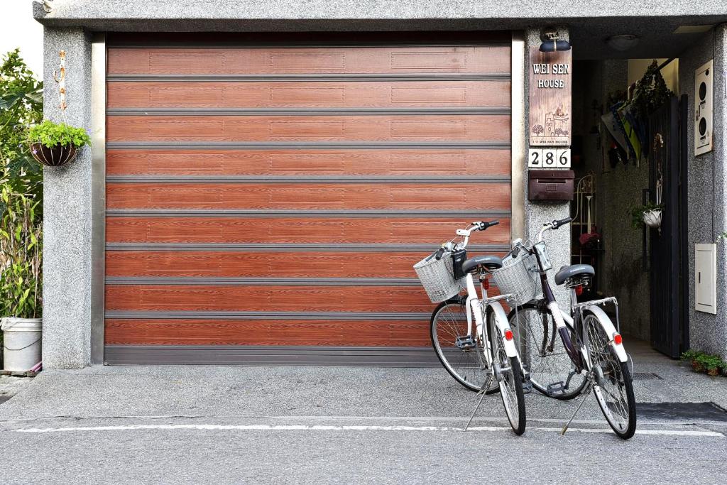two bikes parked in front of a garage door at Wei Sen House in Hualien City