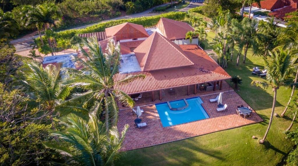 eine Luftansicht eines Hauses mit Pool in der Unterkunft Sunny Vacation Villa No 84 in San Rafael del Yuma