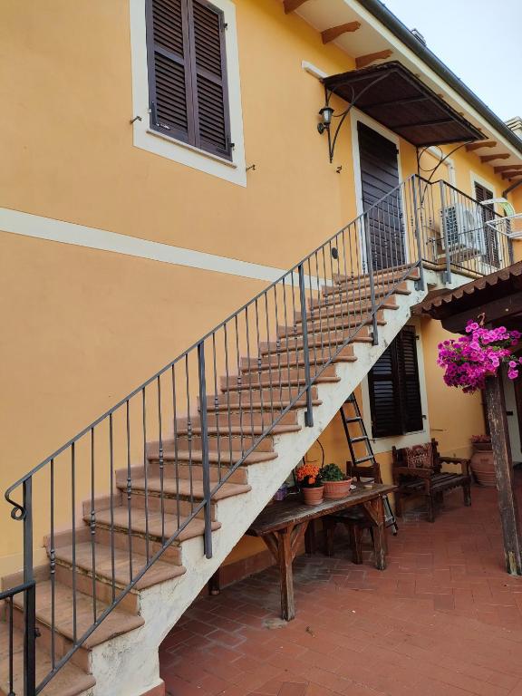 een trap in een huis met een tafel en bloemen bij Appartamento ALBA locazione turistica in Spoleto