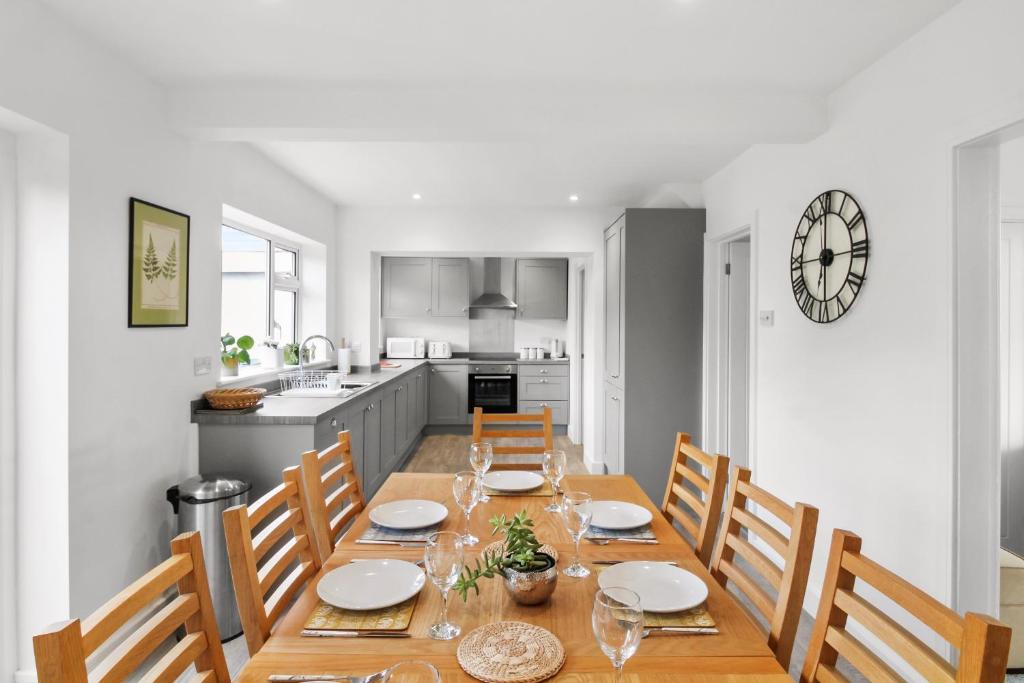 cocina y comedor con mesa y sillas en Stunning 4 bedroom home near cotswolds and Stratford upon avon en Tredington