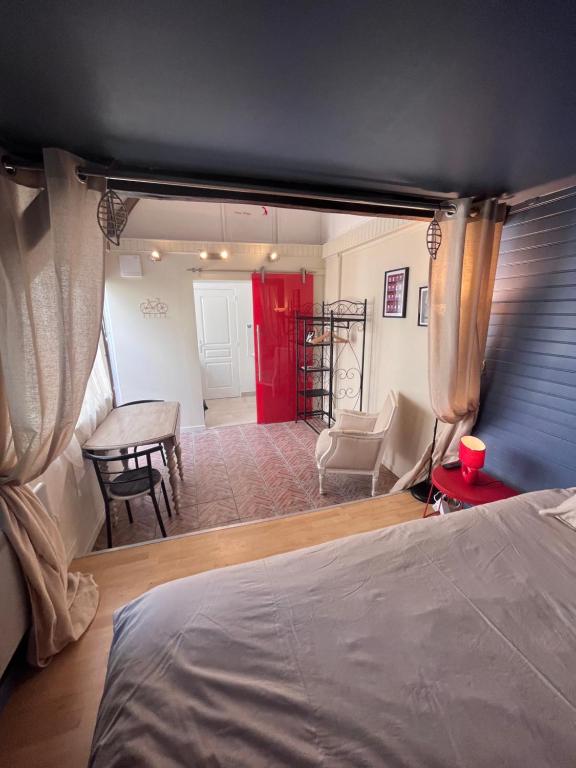 ein Schlafzimmer mit einem Bett und einem Tisch in einem Zimmer in der Unterkunft Gîte cosy entre Tours et Amboise in Vernou-sur-Brenne