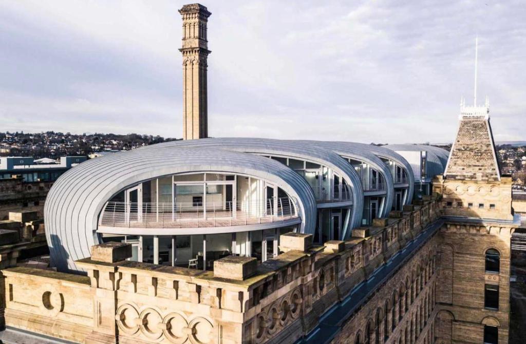 un edificio con una cúpula encima en The Signature Suite en Bradford