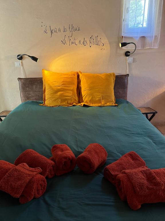 Un pat sau paturi într-o cameră la La Tranquillette
