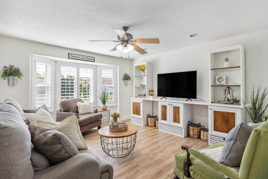 Charming Utah Getaway with Fire Pit and Furnished Deck, West Jordan