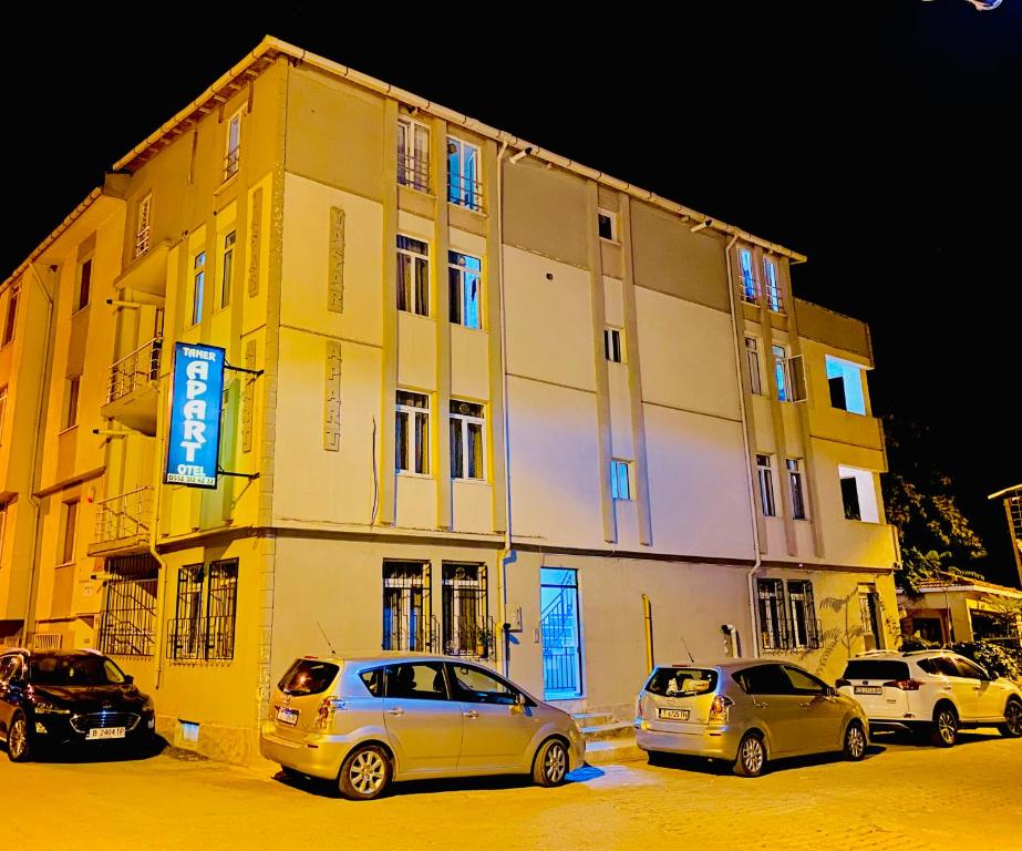 dos coches estacionados frente a un edificio en TANER PANSiYON en Edirne