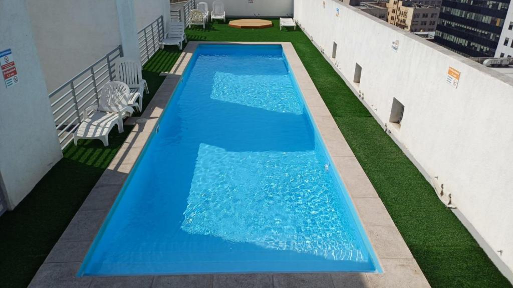 una piscina vacía en el balcón de un edificio en Cómodo Dpto Home Estudio 1501, en Santiago