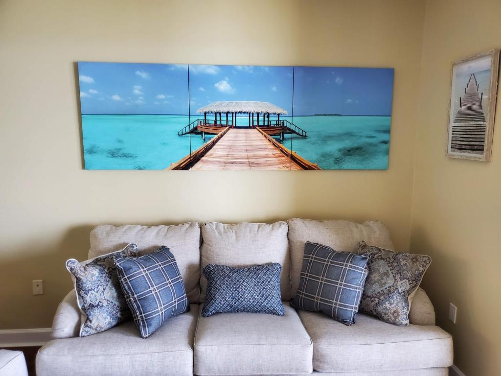 パナマ・シティ・ビーチにあるGrand Panama Beach Resort 1-1103のソファの上の桟橋図