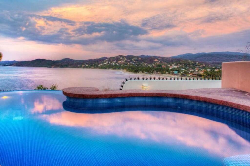 una piscina con vistas al agua en Romantic Luxury Villa, en Sayulita