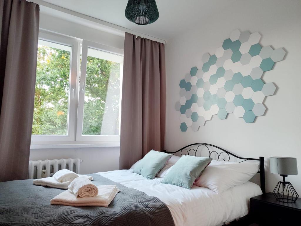 1 dormitorio con 1 cama con toallas en Apartament ''Na Szlaku'', en Głuchołazy