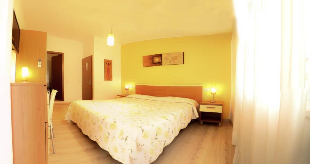 Postel nebo postele na pokoji v ubytování Hotel Alpino