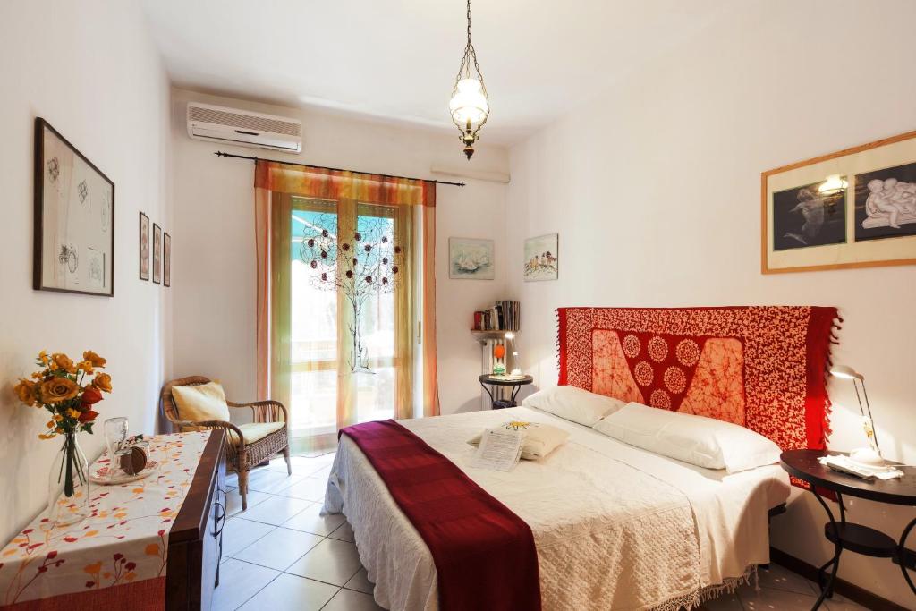 ヴェローナにあるAl Quadrifoglio Bed & Breakfastのベッドルーム1室(ベッド1台、テーブル、窓付)
