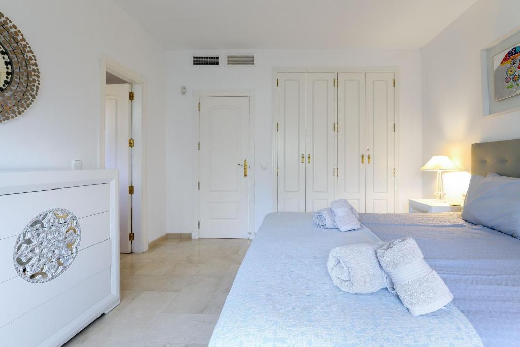 Postel nebo postele na pokoji v ubytování Los Monteros Palm Beach - ground floor apartment