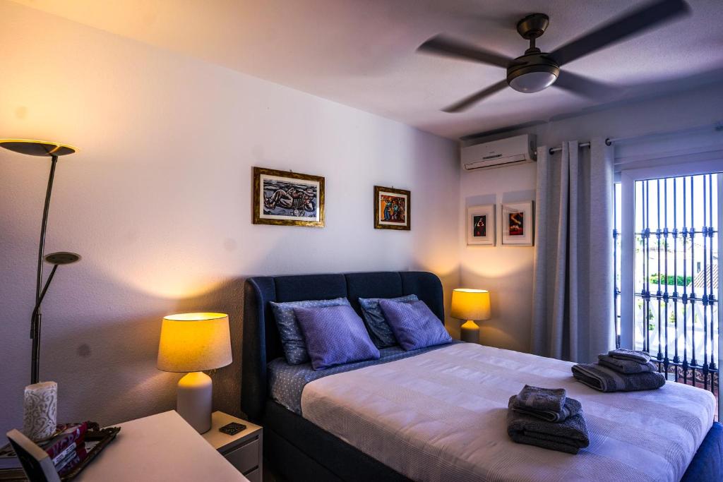 Posteľ alebo postele v izbe v ubytovaní Newly Remodeled Townhouse Beach Walking Distance