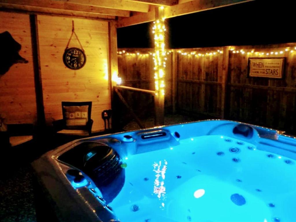 een hot tub in een kamer met kerstverlichting bij Thorpe Thewles Suites in Stockton-on-Tees