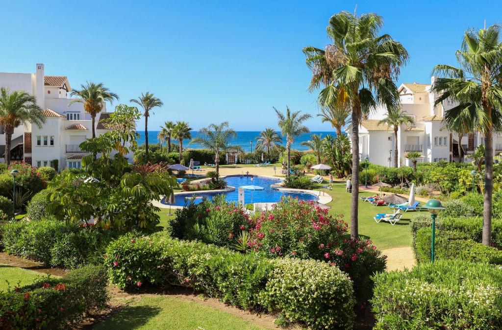 Bazén v ubytování Los Monteros Palm Beach - ground floor apartment nebo v jeho okolí