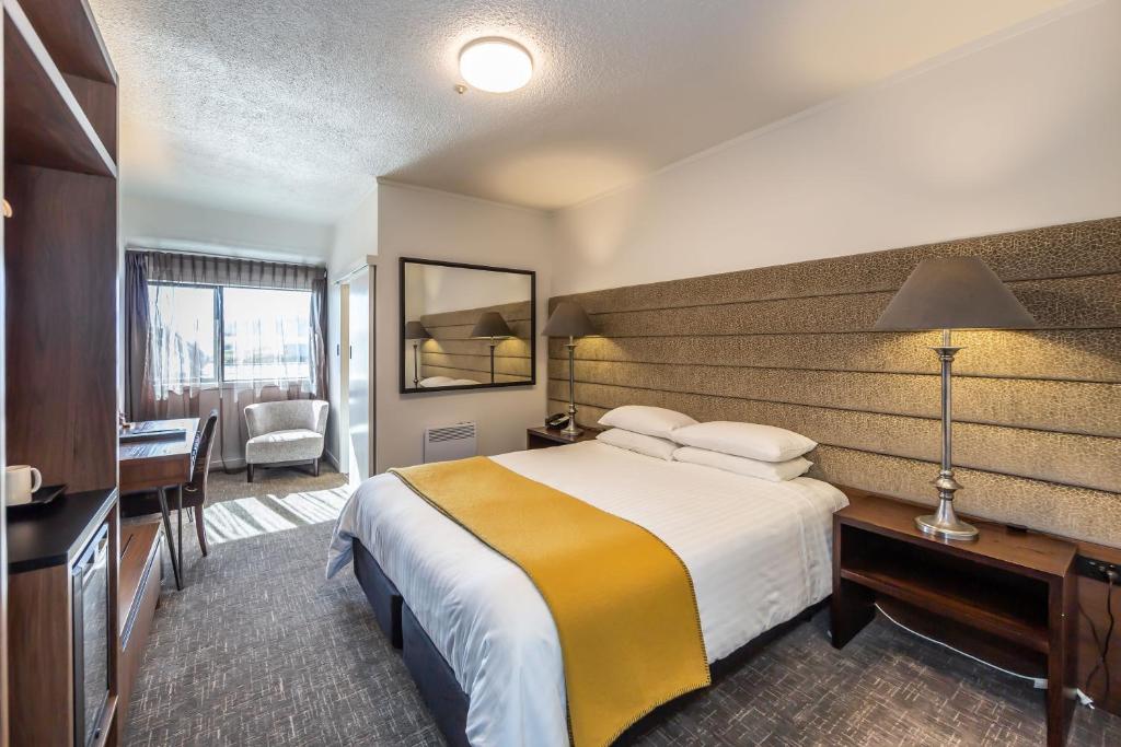 Un pat sau paturi într-o cameră la The Ashley Hotel Greymouth