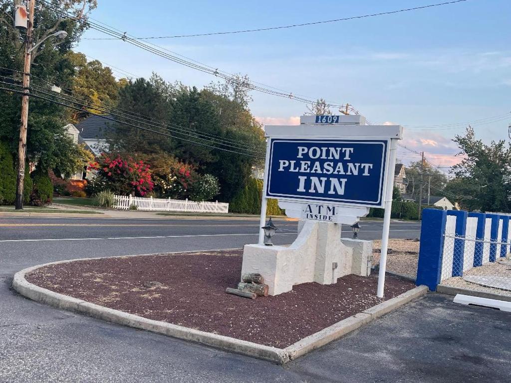 un cartel que diga "Punto agradable posada en una calle" en Point Pleasant Inn, en Point Pleasant Beach