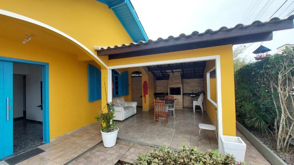 Casa 300m da praia com lindo jardim! - Casa De Tres Dormitorios
