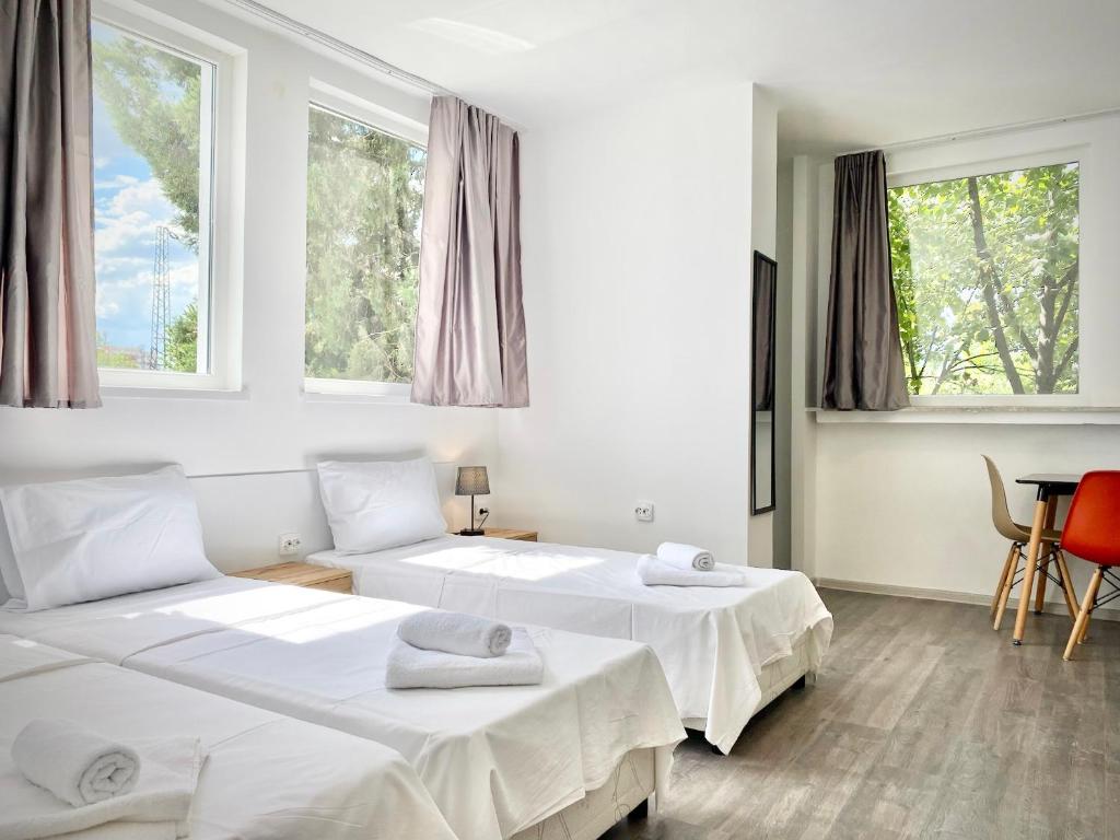 2 camas en una habitación con 2 ventanas en Hello Studios Budget Stays Free Parking & Wifi, en Stara Zagora