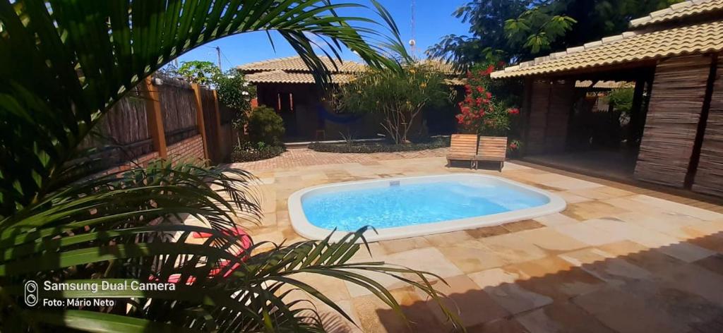 巴拉大的住宿－Vila Flamboyant，一座带房子的庭院内的游泳池