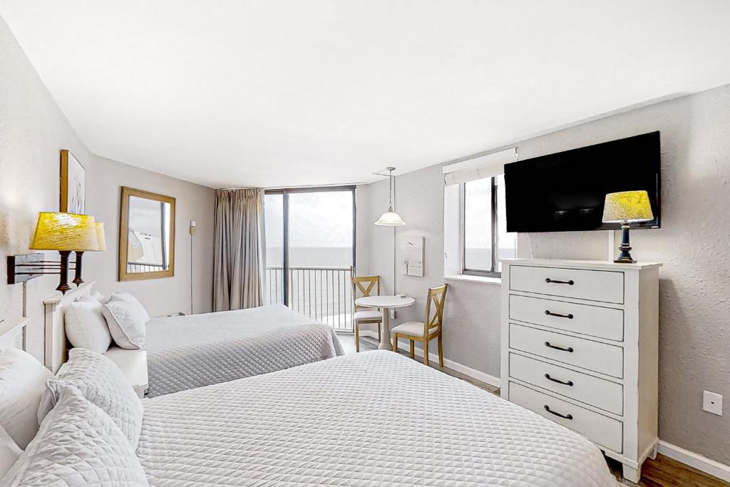 een slaapkamer met 2 bedden en een flatscreen-tv bij Sands Ocean Club 1630 in Myrtle Beach