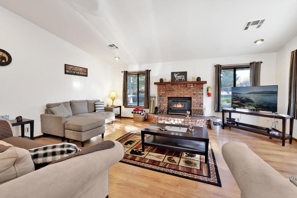 sala de estar con sofá y chimenea en 2330-Maple Leaf Retreat chalet, en Big Bear City