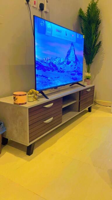 a flat screen tv sitting on top of a entertainment center at ‏أستديومميز وانيق في شمال الرياض in Riyadh