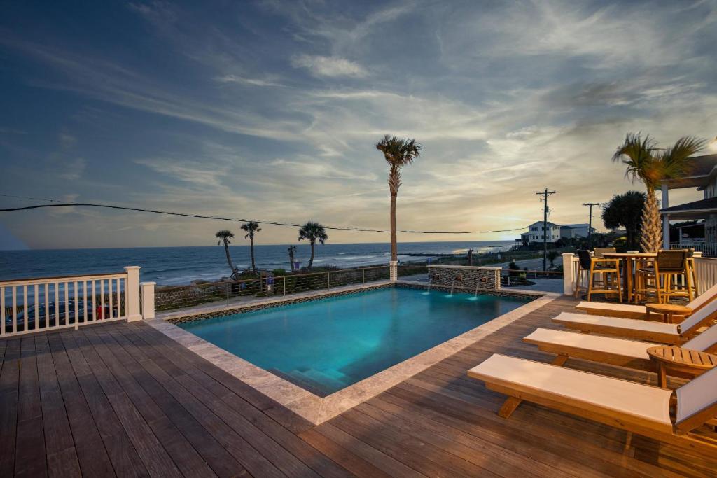 Πισίνα στο ή κοντά στο Beachfront Pool Outdoor Kitchen Firepit Putting Green