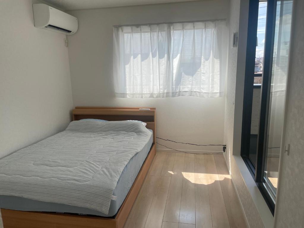 Postel nebo postele na pokoji v ubytování 広々とした新築戸建 八街駅から徒歩10分車3台駐車可4LDK Free wifi