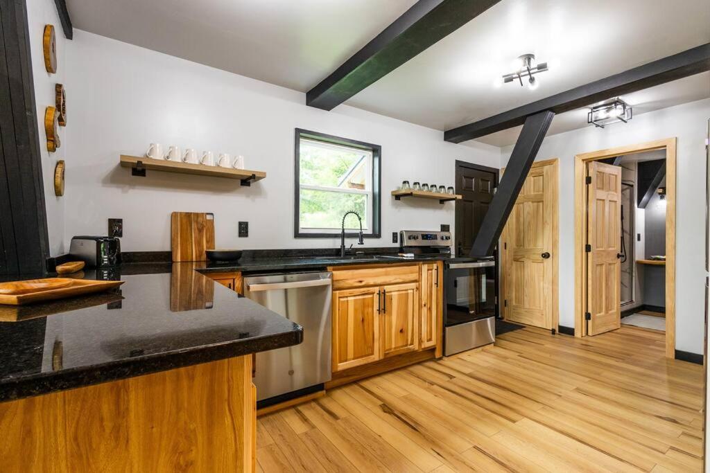 Valhalla Cabins AFrames with hot tubs &amp; sauna, Cosby (updated 