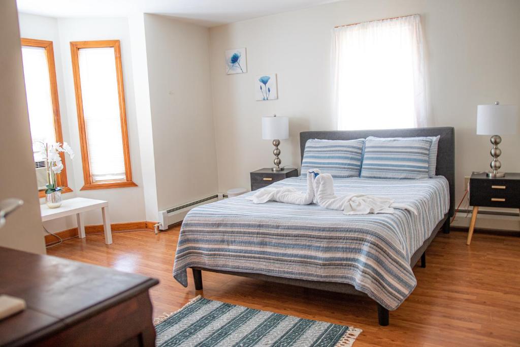 een slaapkamer met een bed met twee handdoeken erop bij Cozy Get Away Somerville in Somerville