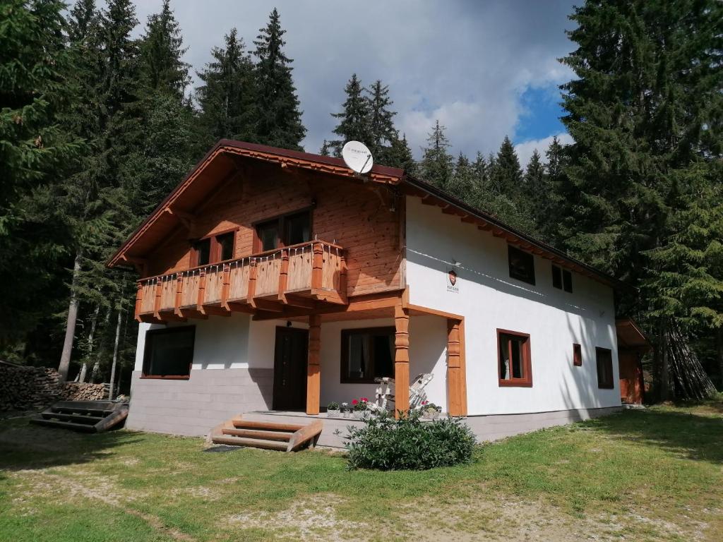 ein Haus mit einem Balkon an der Seite in der Unterkunft Four Season Komando in Comandău