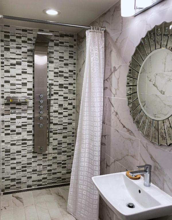 ein Badezimmer mit Waschbecken und Spiegel in der Unterkunft Retreat at Crystal Manatee in Crystal River