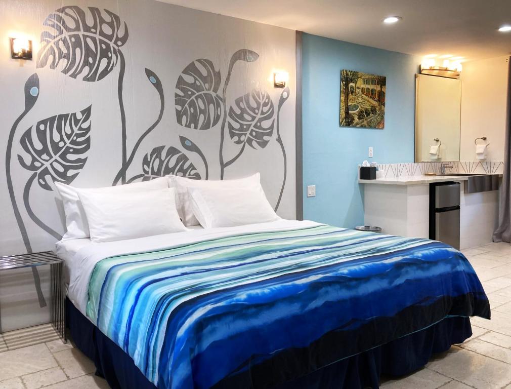 ein Schlafzimmer mit einem Bett und ein Badezimmer in der Unterkunft Retreat at Crystal Manatee in Crystal River